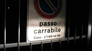 “Passo carrabile, è ufficiale: ti parcheggiano davanti il cartello, ma la multa la paghi tu I 600 euro da cacciare fuori, è tutto vero“