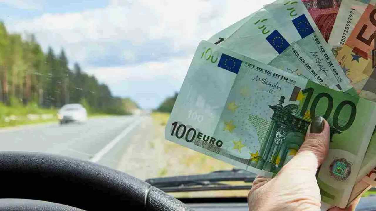 Car scams, spend €6 now and get fined €100 later.  You have to do it right away