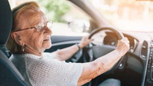 “Sei vecchio e vuoi ancora guidare? Allora sgancia 500 euro”: Ufficiale, da Giugno gli over 65 sono sotto scacco O te le fai a piedi, o ti svuoti il conto per il rinnovo