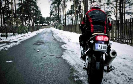 motociclista-in-inverno-solomotori.it