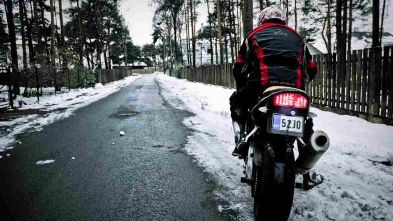 motociclista-in-inverno-solomotori.it