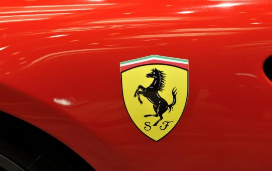 Logo Ferrari - Fonte Corporate+ - solomotori.it