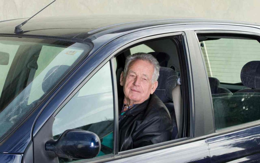 “Scendi da quell’auto, non puoi più guidare”: ufficiale, hai violato il limite di ‘vecchiaia’: è legge, a 65 anni ti ritirano la patente e puoi guidare solo i carrelli della spesa