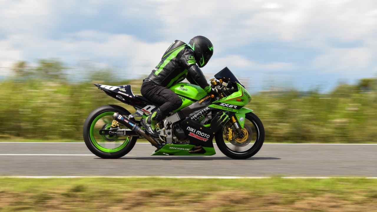 motociclista-attrezzature-sicurezza-depositphotos-solomotori.it