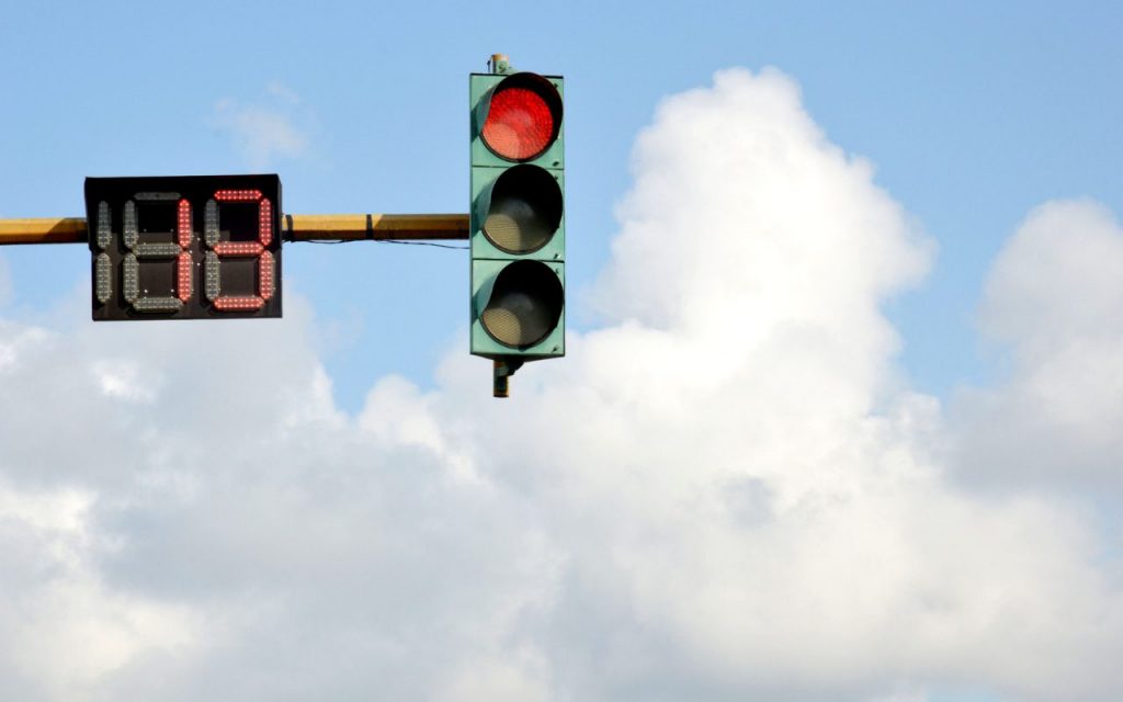Addio multe al semaforo, è ufficiale: “Violazione dei diritti del cittadino” I Arriva l’avviso ai Comuni: automobilisti salvi