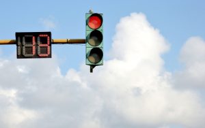 Addio multe al semaforo, è ufficiale: “Violazione dei diritti del cittadino” I Arriva l’avviso ai Comuni: automobilisti salvi