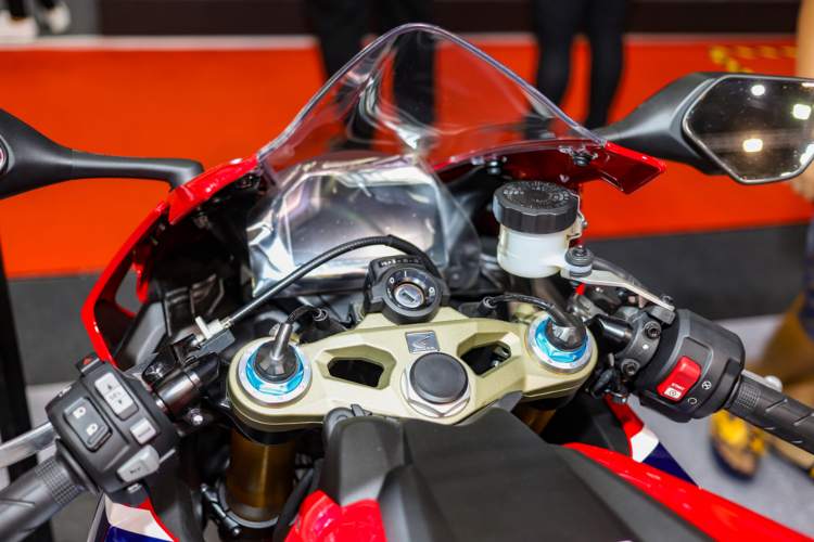 steering-honda-cbr650r-depositphotos-solomotori.it