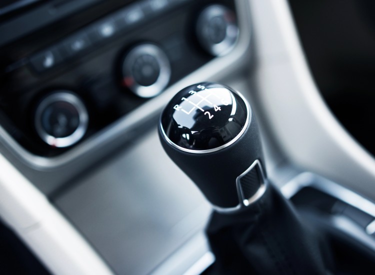 Un'auto con cambio manuale - fonte depositphotos.com - solomotori.it