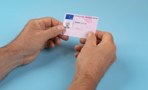 “Ti diamo 2000 euro se prendi la patente”: ufficiale dal Governo, ti pagano se vai a scuola guida I Devi solo fare una cosa semplicissima
