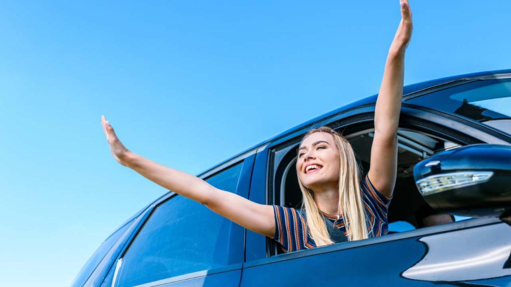 “Chiudi il finestrino e muori di caldo”: estate HOT in auto, o ti fai la sauna o multa da 173 euro, lo dice la legge
