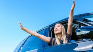 “Chiudi il finestrino e muori di caldo”: estate HOT in auto, o ti fai la sauna o multa da 173 euro, lo dice la legge