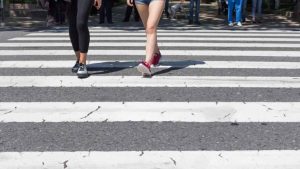 ULTIM’ORA – Stop ai Pedoni in strada: approvato il DIVIETO DI TRANSITO A PIEDI I Dal 1° Maggio multe clamorose se non vai in auto
