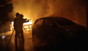 Un'auto può prendere fuoco