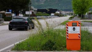 Trucco del gessetto, i furbetti maranza provano a fregare l’autovelox: altro che genialiata, se ti fai beccare, smetti di guidare