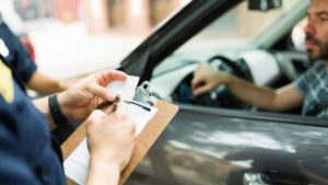 “Favorisca la sua Card”: ufficiale, al posto di blocco la patente non serve più I Ecco cosa devi avare a bordo o torni a casa a piedi