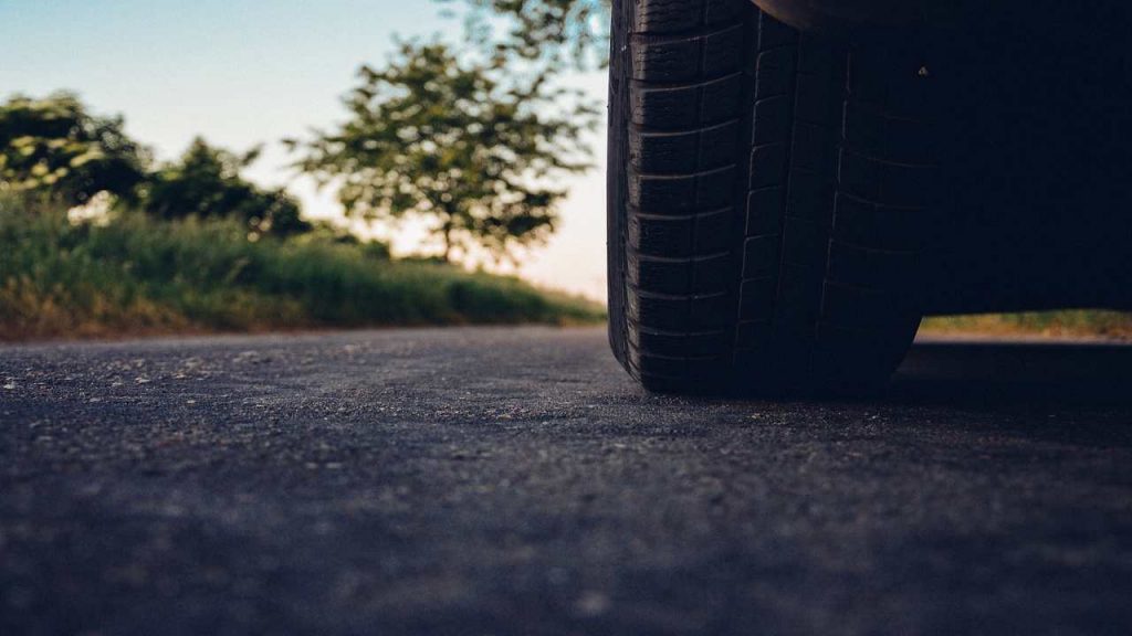 Ufficiale, ELIMINATE le gomme delle auto: approvato il nuovo sistema, dai PONTI di Aprile non le devi più usare I Hai 20 giorni per adeguarti o non potrai circolare