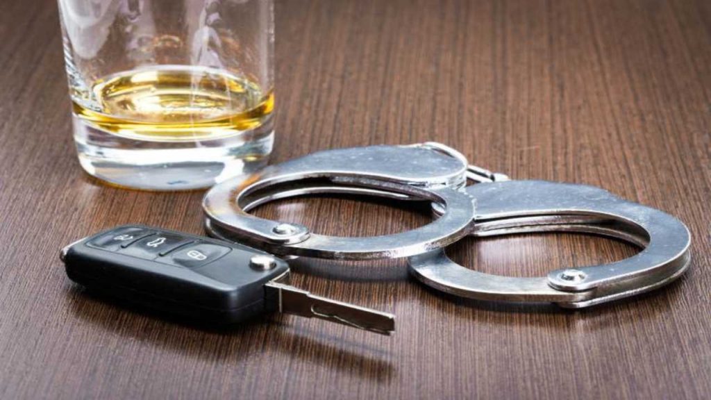 “Esca dall’auto con le mani bene in vista”: ufficiale, arresto immediato al posto di blocco I Il ritiro della patente era solo un preambolo