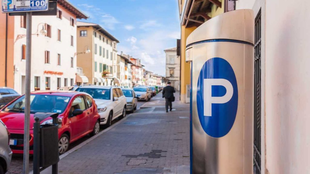 “Non parcheggiare più così: è vietato dal 1° Maggio”: ufficiale, il Ministro approva il nuovo sistema I Questo tipo di sosta o illegale, 170 euro di multa