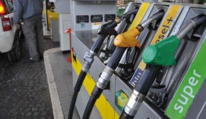 Parte la corsa al risparmio sui carburanti