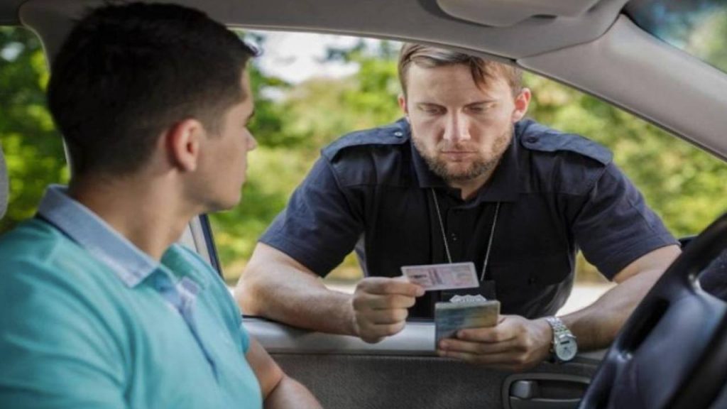 “Mostrami la FEA o non mi prendo le chiavi”: ufficiale, dal 1° maggio al posto di blocco ti sfilano 5 mila euro e confiscano l’auto se ti manca