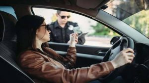 “Fornisca il suo RU per piacere”: posto di blocco, da stanotte se non ce l’hai ti appiedano all’istante I Altro che libretto: senza il modulo perdi l’auto e la patente