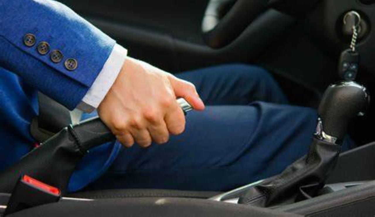 Freno di stazionamento: come funziona e che differenza c’è tra quello manuale e quello elettrico