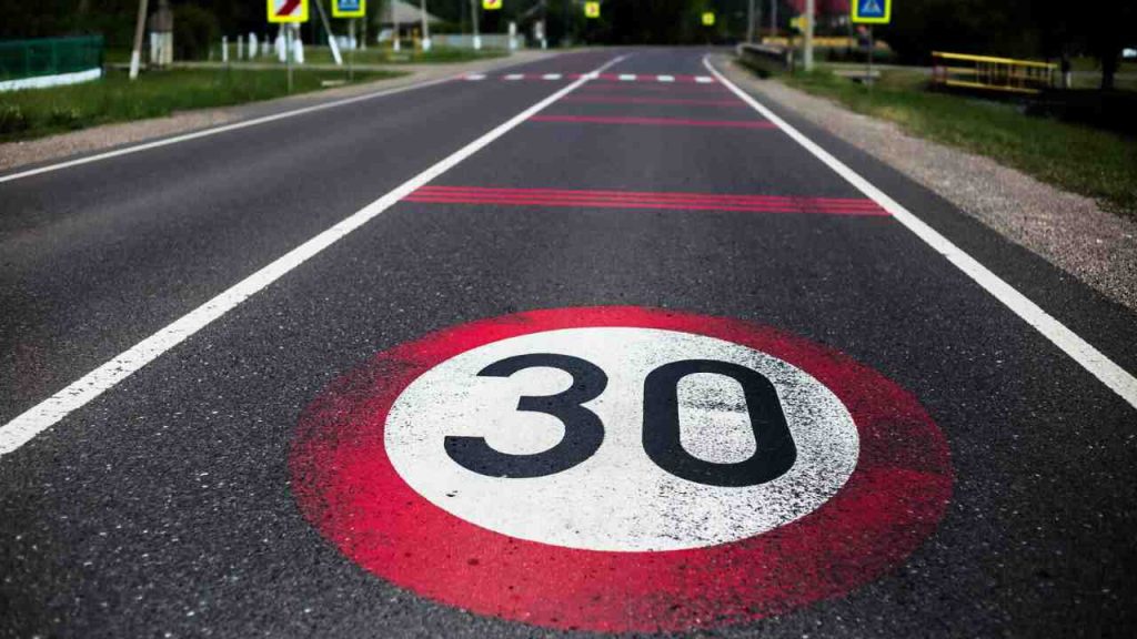 Città 30km/h ADDIO: ufficiale, da Pasqua viene abolito il limite I Puoi correre quanto ti pare e piace