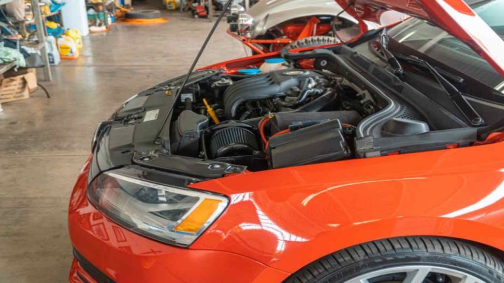 Come si lava il motore dell’auto: consigli pratici, ecco cosa devi evitare