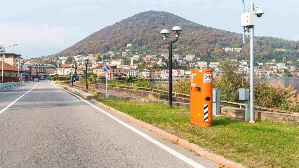 Autovelox addio, ufficiale l’avviso (legale) quando guidi I Sai sempre dove stanno, prima che ti fregano li freghi tu
