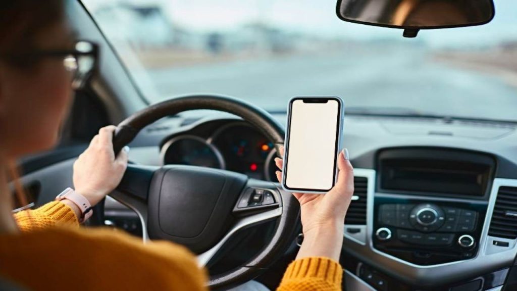 Smartphone in auto, si può o no: ecco cosa dice davvero la legge
