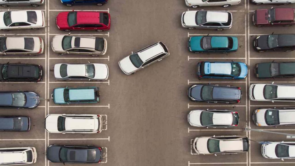 Parcheggio contromano, stop ai dubbi e alle incertezze: ecco la vera regola da seguire