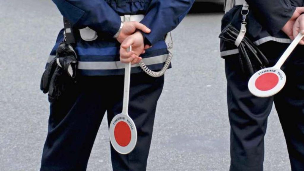 Patente stop: se ti fermano ora non serve più, devi mostrare questo documento I Automobilisti nel panico, scattano le multe da oggi