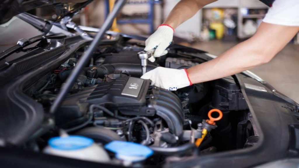 “Resti a piedi sul più bello”: motore FLOP, arrivi a 10 mila km e si blocca, automobilisti inferociti, sta capitando ovunque