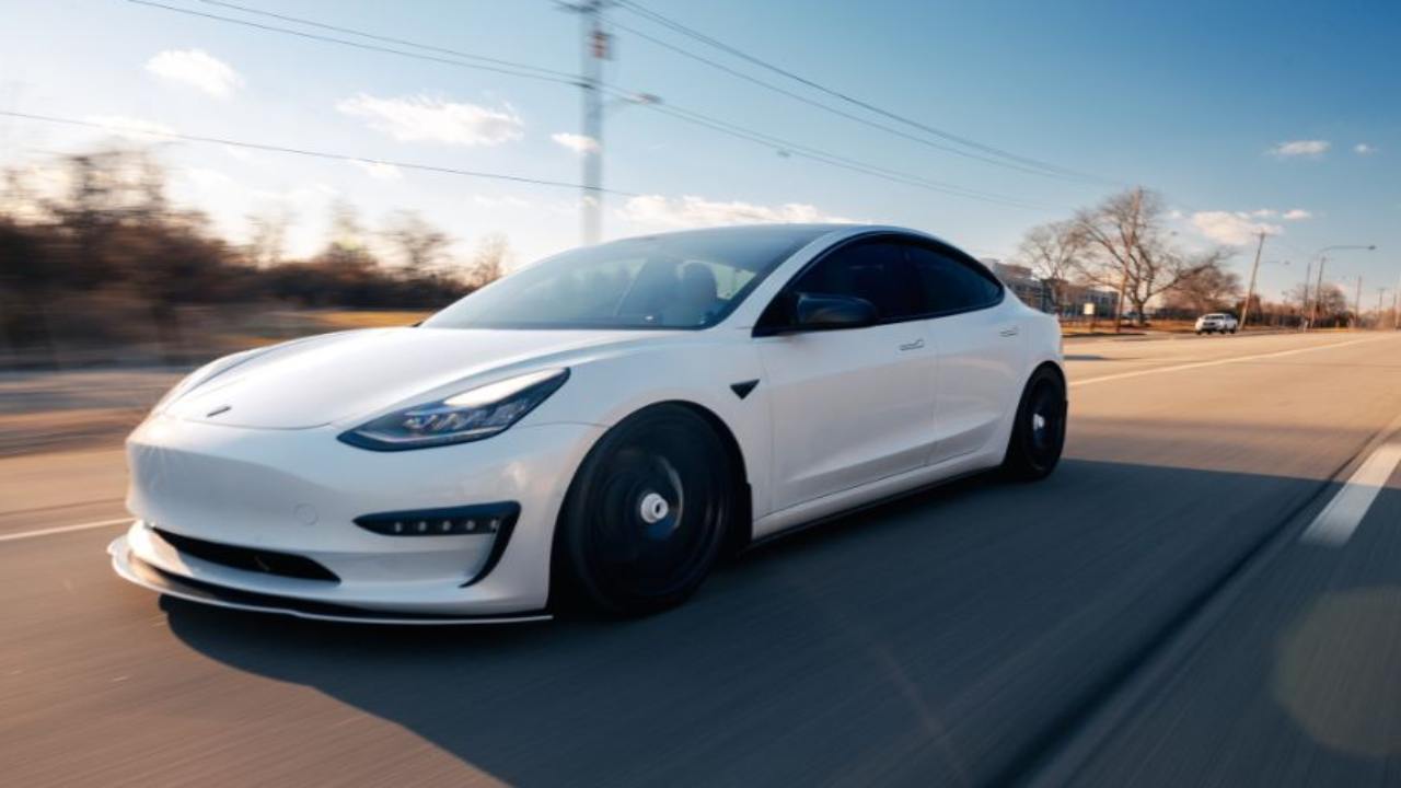 Tesla su strada