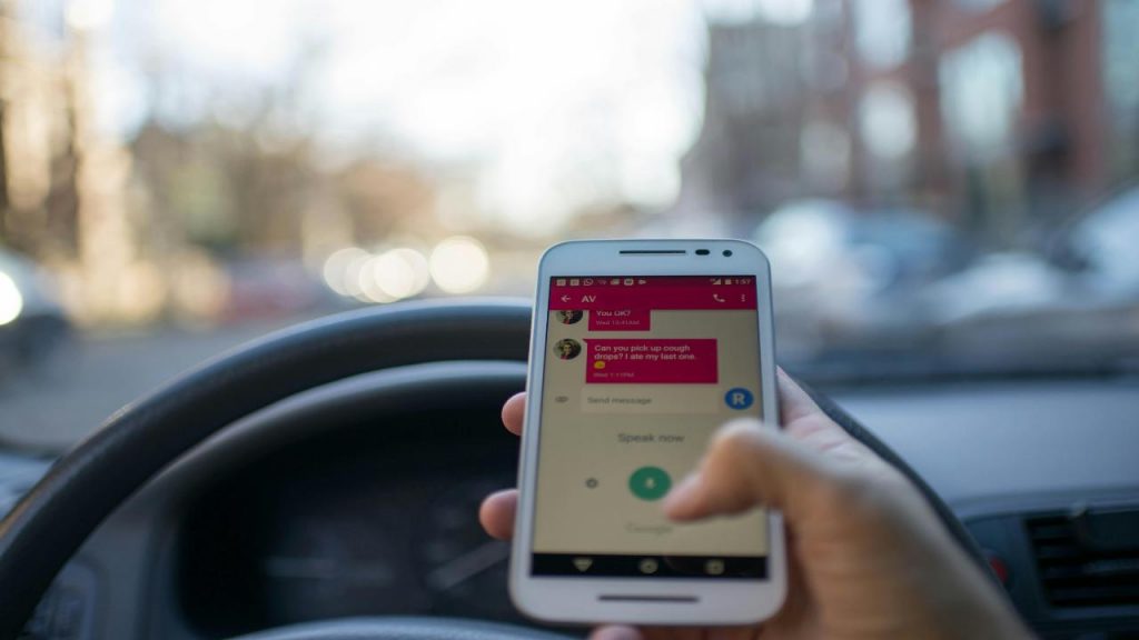 Cellulari al volante, cosa dice davvero la regola del Codice della Strada