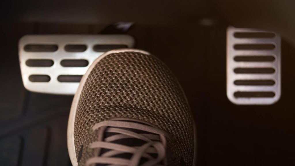 Acceleratore auto, sapevi che serve anche per questa cosa? Se non sai quale, te lo spiega l’esperto I Segreto pazzesco: lo ignorano tutti