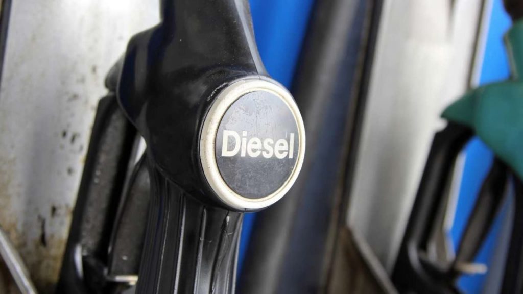 Blocco auto diesel Euro 5: ora non si potrà più circolare, c’è la data ufficiale: butta la tua macchina, ti servirà solo per pagare inutilmente le tasse