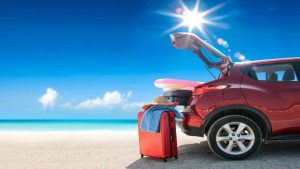 Danni auto per sabbia al mare: parabrezza e non solo, cosa devi sapere