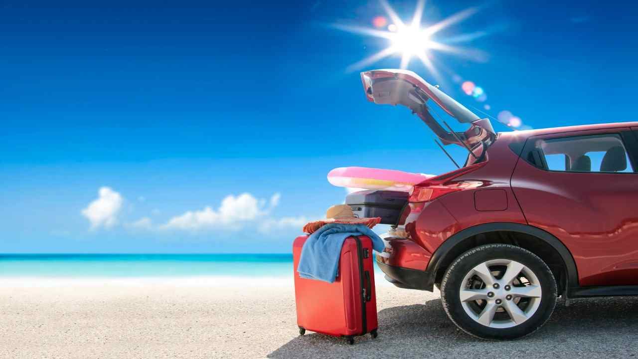 Auto sotto il sole in spiaggia