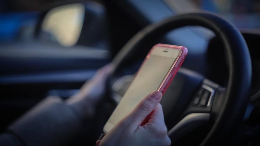 Stop cellulari in auto: multe fino a 1500 euro anche se lo usi quando l’auto è in sosta