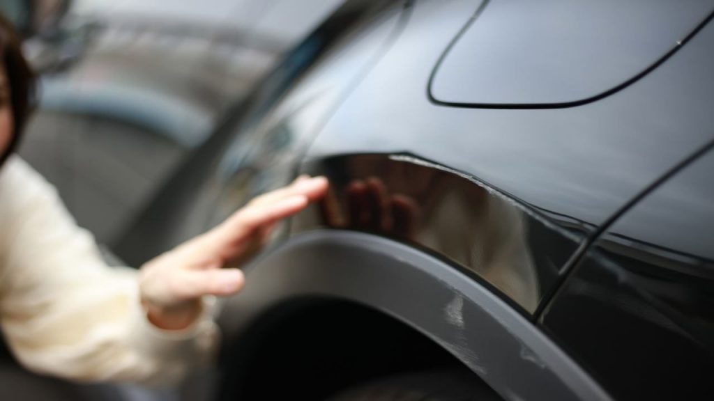 Graffi auto, come eliminarli davvero: consigli, tecniche e segreti