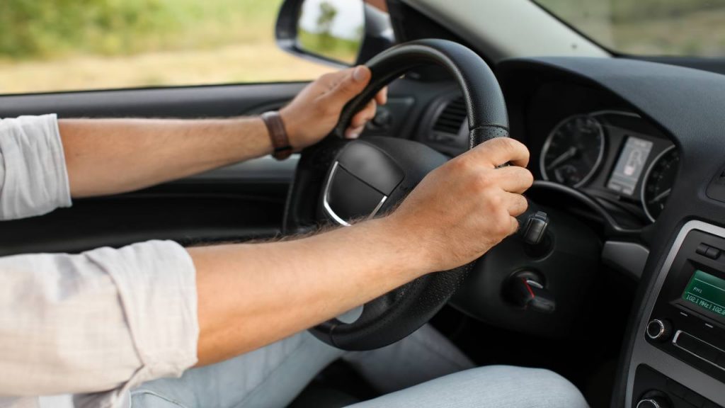 Posso guidare un’auto intestata a una azienda o società? La risposta degli esperti