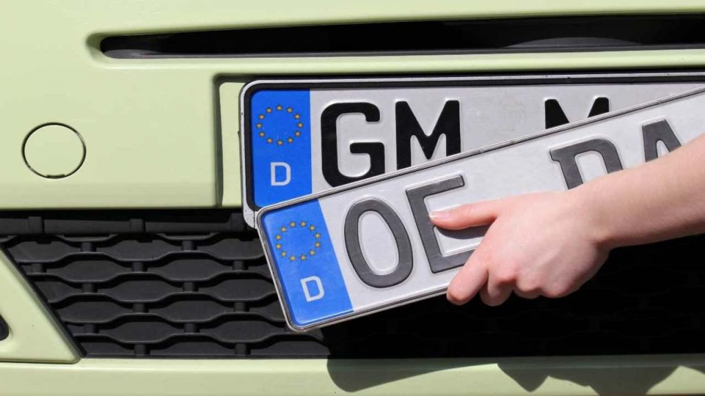 Ufficiale, vietate le targhe auto: se ti trovano queste lettere, scatta la multa sanguinaria e ti ritirano il mezzo