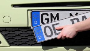 Ufficiale, vietate le targhe auto: se ti trovano queste lettere, scatta la multa sanguinaria e ti ritirano il mezzo