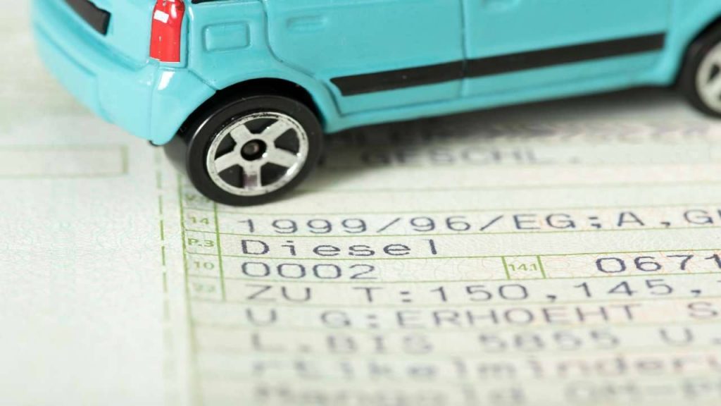 Addio al libretto di circolazione auto: se te lo trovano nell’abitacolo così, 170 euro di multa I Stanno fermando tutti
