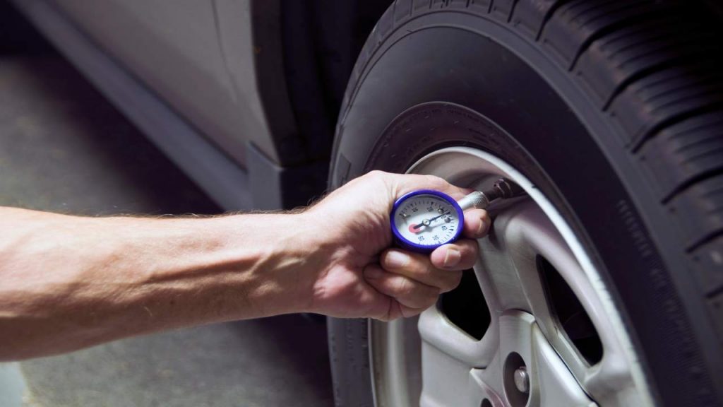 Pressione gomme auto in estate: come devi comportarti prima di partire e quando fa caldissimo