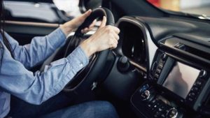 Posizione corretta alla guida, ecco qual è quella giusta, ma sbagliano in molti