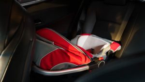 Viaggi con bambini, i suggerimenti su come proteggerli sul seggiolino e cosa non fare