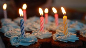 “Tanti auguri”: ma sulla torta trovi 500 euro di multa: compleanno rovinato per centinaia di patentati in Italia, è arrivata la legge dell’ADDIO