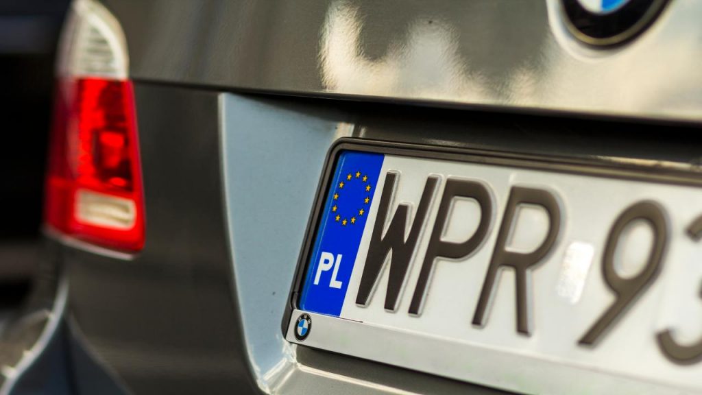 ULTIM’ORA MINISTERO – Targhe auto illegali: se la tua inizia con queste lettere, sei fuorilegge I La tua auto non può circolare più